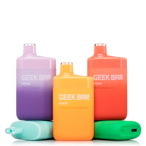 Geek Bar jetables présentés en plusieurs couleurs vives, chacune correspondant à une saveur unique comme Berry Trio Ice, Watermelon Ice, et Tropical Rainbow Blast, soulignant la diversité et la créativité des options de saveur.