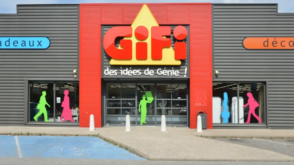 "Magasin Gifi avec section dédiée aux puffs et produits de vape" - La façade d'un magasin Gifi avec des affiches indiquant des sections de cadeaux et de décoration, mettant en avant la disponibilité de puffs et autres accessoires de vape dans le magasin.